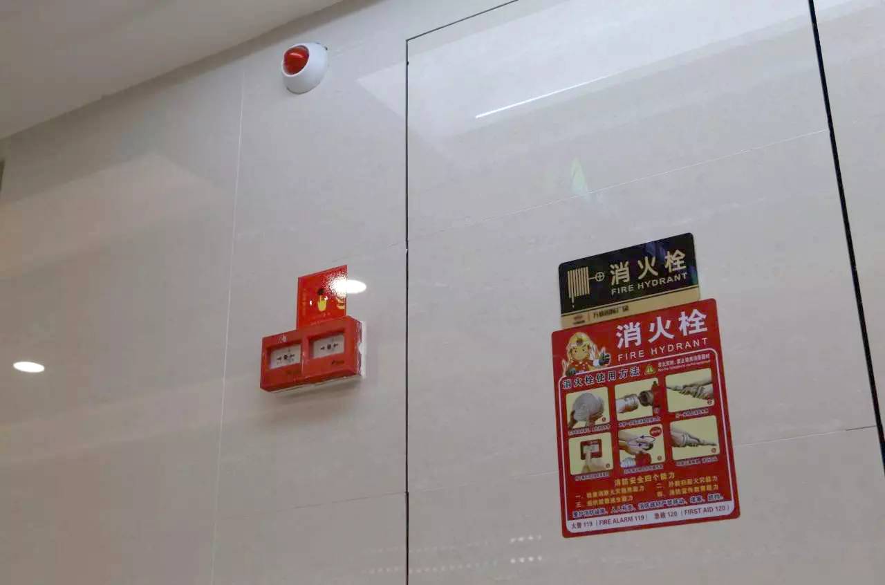 辦公室大門正對消防栓